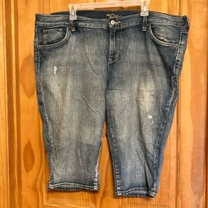 Women’s Old Navy Diva Capris Jeans Distressed Blue Size 18 15 1/2” Inseam